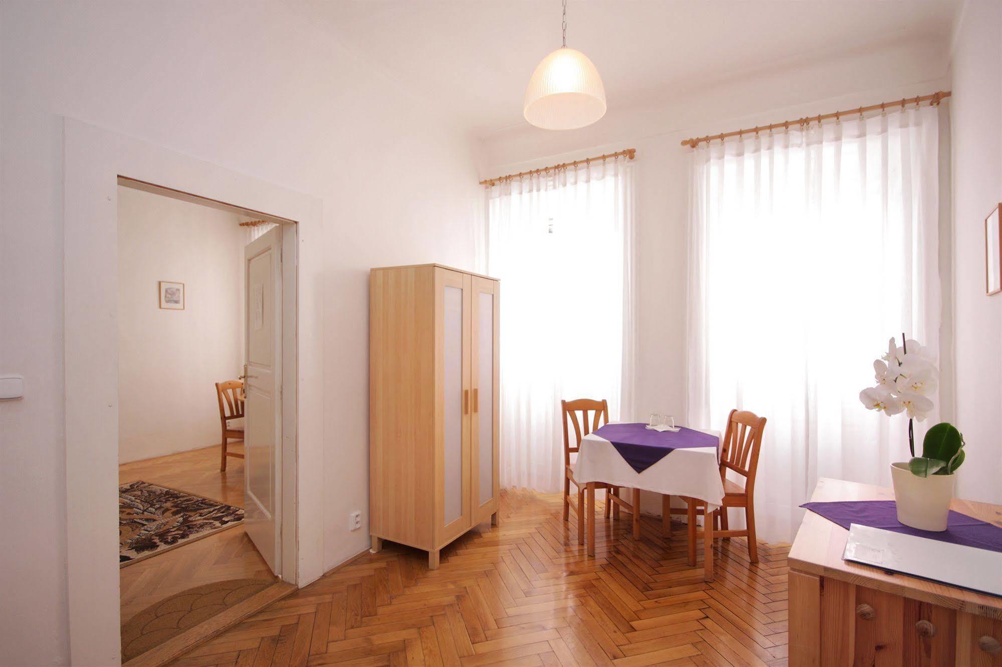 The Green Garland Pension Prague Exterior photo