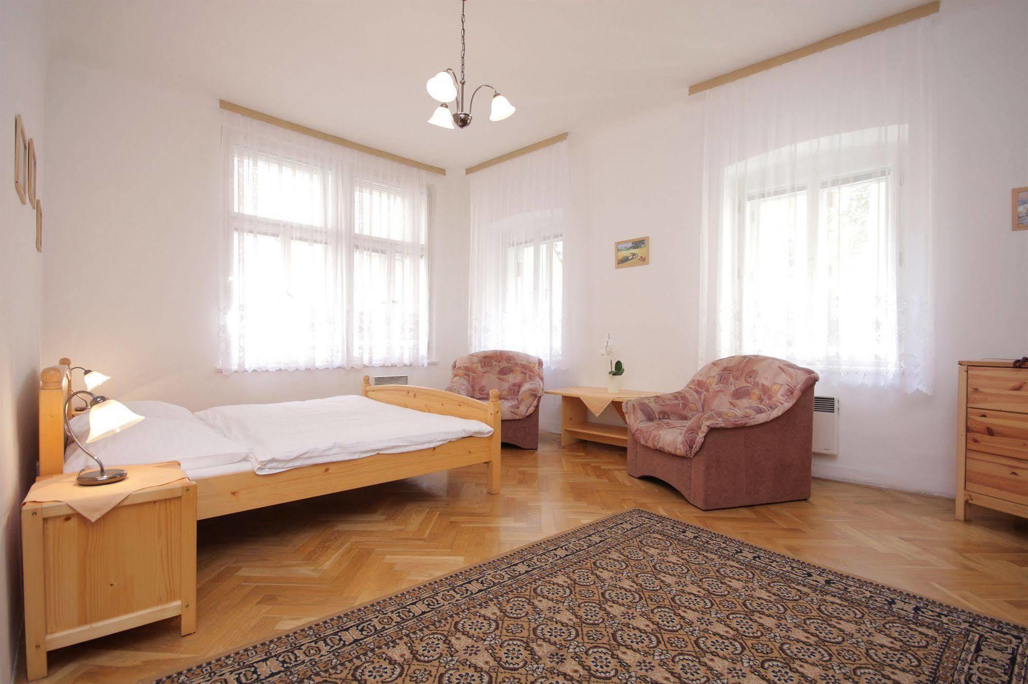 The Green Garland Pension Prague Exterior photo
