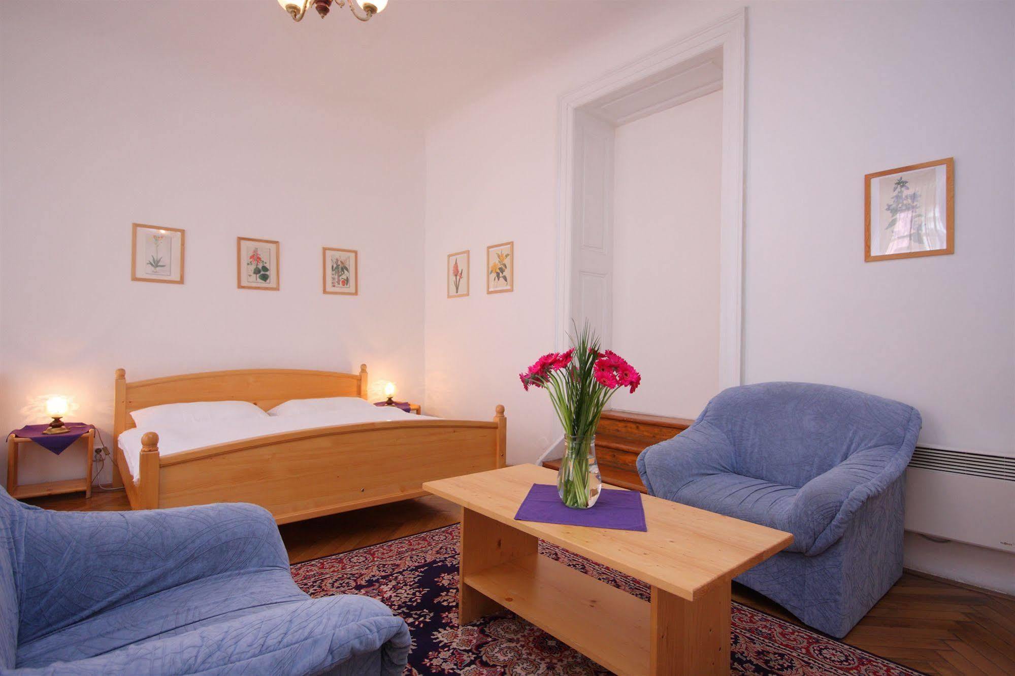 The Green Garland Pension Prague Exterior photo